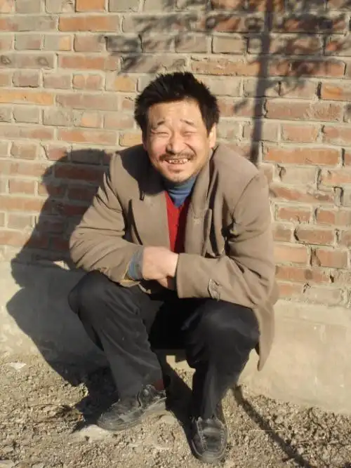 王景春:19岁卖鞋月薪800块,丑男影帝被川妹子求婚,成人生赢家