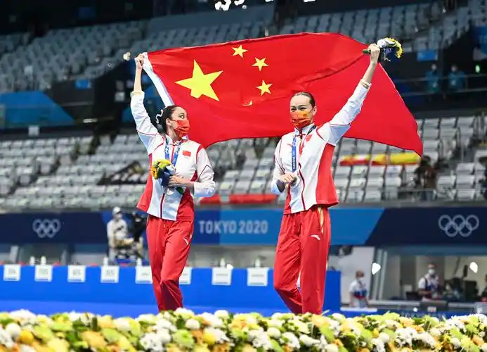 孙文雁(左)在东京奥运会花样游泳双人项目自由自选决赛颁奖仪式后庆祝