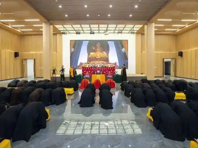 此次传戒为期5天,5月5日上午,灵隐寺方丈光泉大和尚为三宝弟子正授