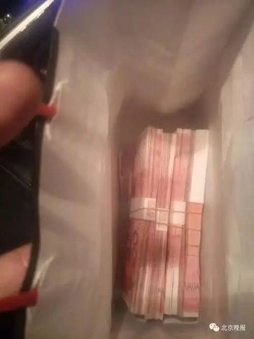 4万元现金遗落车后座!司机深夜折返10公里送还