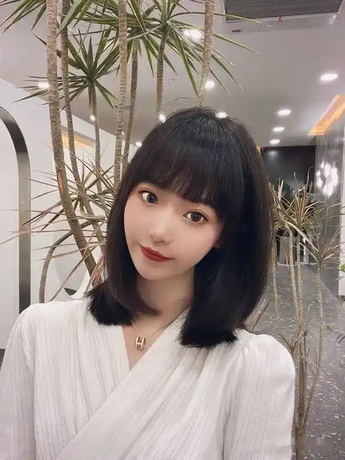 减龄,让你瞬间年轻三岁的感觉,两侧的刘海非常有层次感更修饰脸型,方