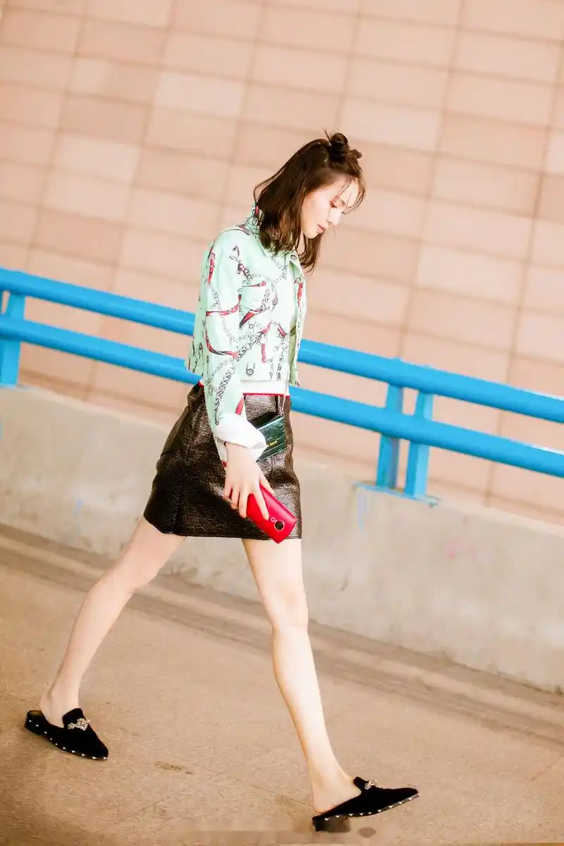 高高梳起的哪吒头,配上金晨标志性的笑容,看起来萌力十足.