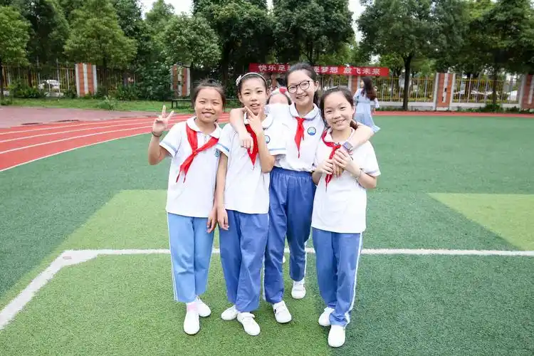 滨湖学校2019届六年级50班毕业合影留念