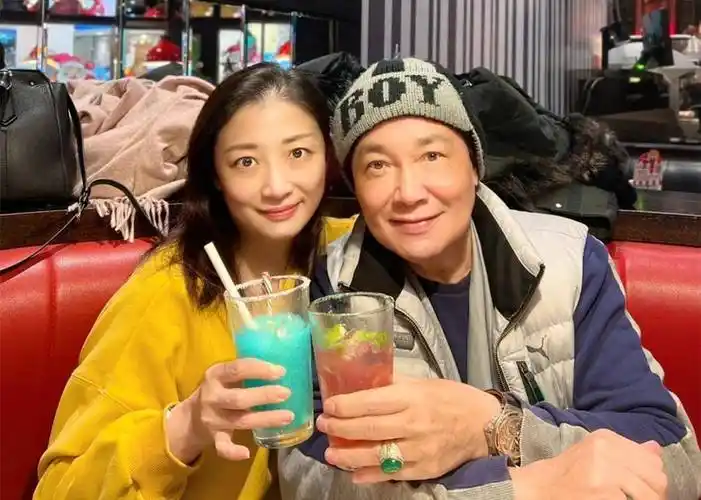 鸽子蛋大翡翠戒指太抢镜,三婚妻子颜值高_罗月伶_儿子_孟翔
