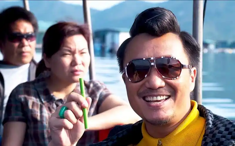 这个村长太嚣张,竟敢和靓坤抢女人,香港爆笑喜剧电影《恶人谷》