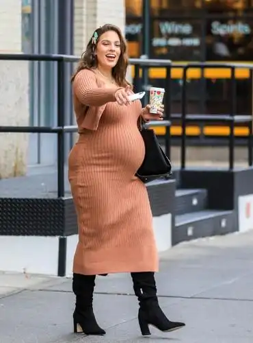 "大码超模"阿什利,穿针织紧身裙晒巨肚,踩10cm高跟为了美太拼