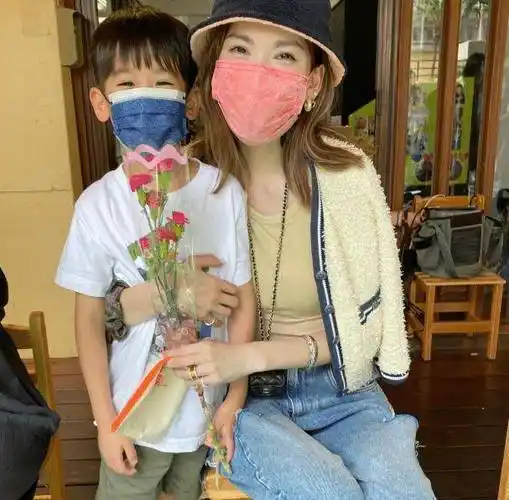 节,kimi亲手做珠宝盒,双胞胎弟弟抱着妈妈,太幸福了_哥哥_孩子_林志颖