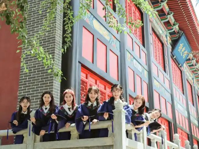 lzu毕业照七人拍照姿势轻松get