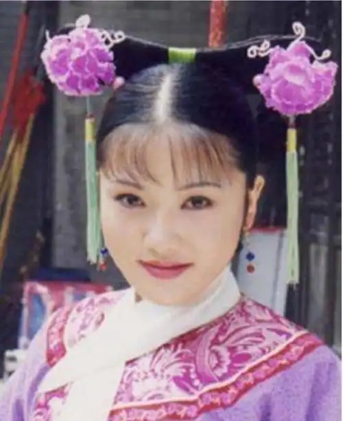 38岁"小桃红"刘淼罕晒娃,9岁女儿大长腿抢镜,颜值不输妈妈