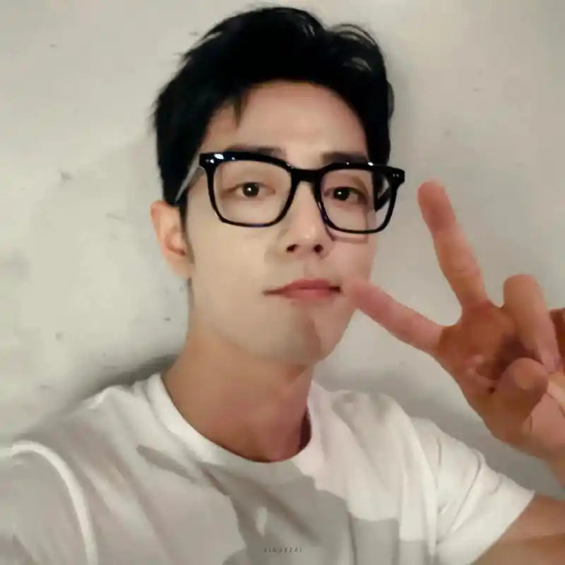 以后我拍照只用剪刀手 #肖战 自拍超爱剪刀手的男人真帅@肖 - 抖音