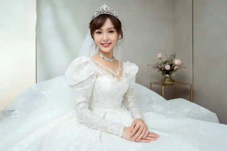 唐嫣试穿婚纱照首曝光,本人亲自参与设计,穿上后满脸笑容似公主