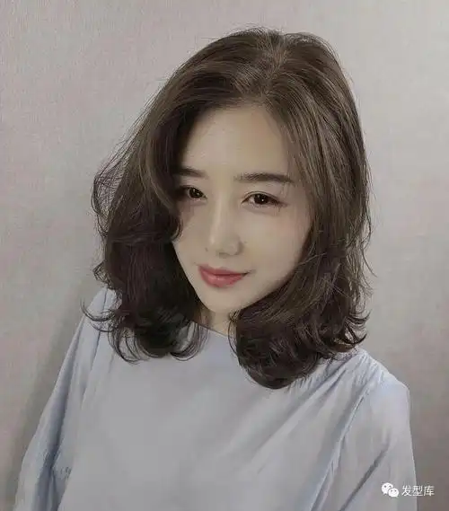 刘海或者空气刘海就不用害怕显老,容易显老尤其是没有刘海的短发发型