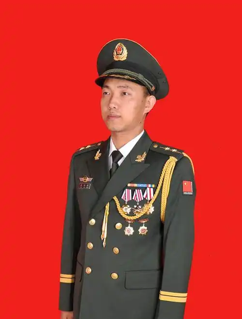 专科学历,现任大连边防支队龙王庙边防派出所正连职干事,武警中尉警衔