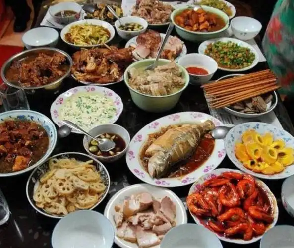 亲朋好友来家里吃饭,那么怎样才能让菜在桌子上都是热的?