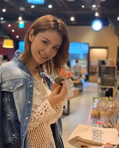 林峯老婆晒全家出游照遭网友狂骂,女儿被诅咒活不过三岁-小虾米