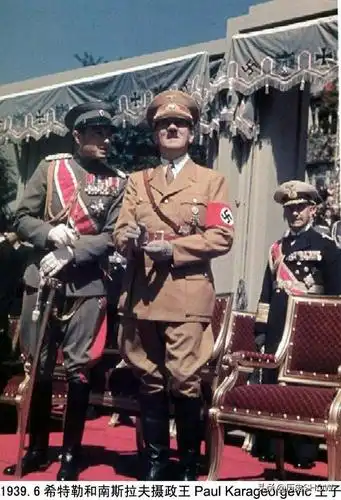 纳粹德国法西斯头子希特勒的彩色历史照片:希特勒喜爱大口径武器