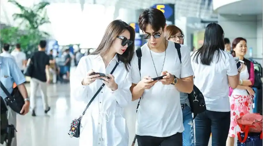 戚薇李承铉采访合集,直言:我们每天过情人. 来自派厅爱心 - 微博