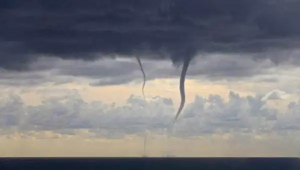 原创火龙卷和水龙卷是怎么形成的,火龙卷和水龙卷撞一起会发生什么?