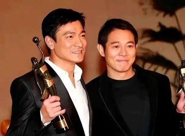 看了李连杰和利智的近照才知他为何61岁交代后事一切有迹可循