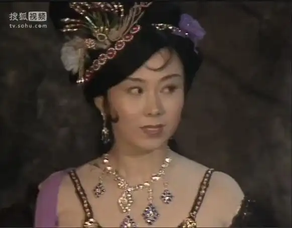 其实要说样貌,黑狐精的扮演者韩凤霞老师并不是很出众,但是她的舞跳得