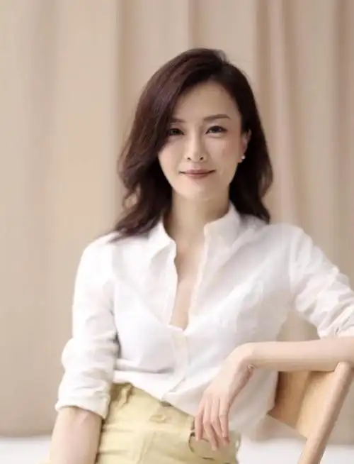 刘孜又成功"扮嫩",拼色吊带配宽松长裤可爱俏皮,甜美温柔|上衣|衬衫|