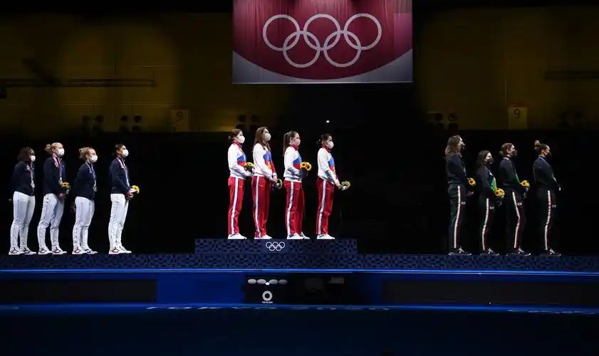 运动员(中),获得亚军的法国队(左)和获得季军的意大利队在颁奖仪式上