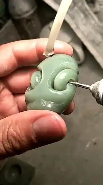 师傅纯手工玉雕,看起来很简单,实则却很难!