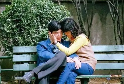 老照片:八十年代的情侣,看看那时候的爱情