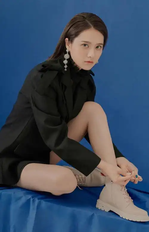 简介:姜珮瑶性感妩媚写真图片,分享一组姜珮瑶图片给大家,图中的明星