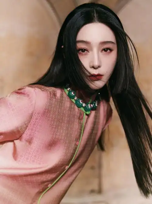 范冰冰 昨晚品牌活动,藕粉色手工服饰,独特的公主切发型,绯红妆容