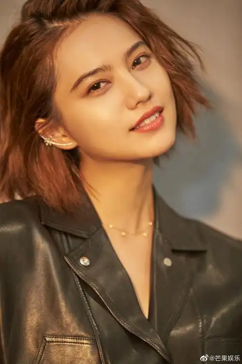 姜珮瑶身穿黑色皮马甲搭配工装短裤怎么样zt