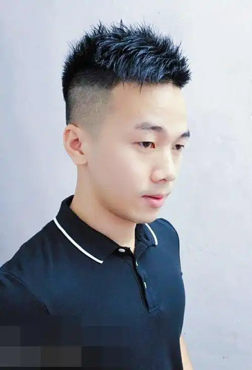 青少年两边推掉的短发型 帅气又自信的男孩短发图