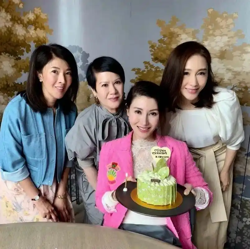 俩大女神李嘉欣和黎姿一起庆祝生日,李嘉欣的桃红休闲西服搭配西瓜红