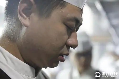 在几百度的炉火边 他们用汗水"浇筑"美味