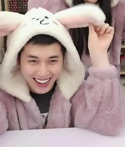 小助理离开李佳琦后开始单干微博粉丝量暴增注册公司接代言