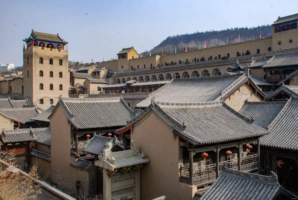 门楣上镌刻"笃诚"二字,是相府选拔管家的用人标尺.