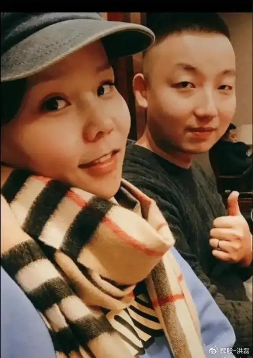 郭威妇女节晒亲母养母合影网友指责请帮你妈调查真相