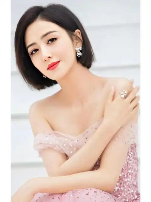 漂亮佟丽娅1984年出生于新疆伊犁 ,内地演员 , 她长相甜美, 明媚清新