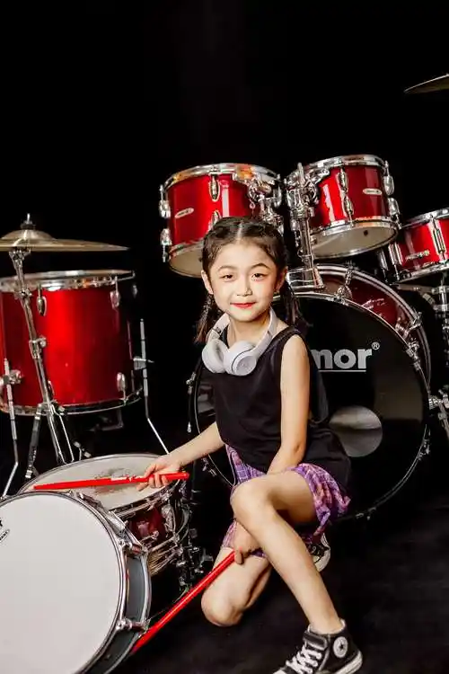 架子鼓女孩