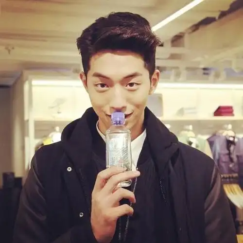 南柱赫这小眼神不能再萌了好嘛