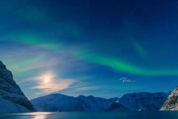 格陵兰岛的极光在静静的格陵兰岛的峡湾里,月圆之夜,极光舞动,清灵