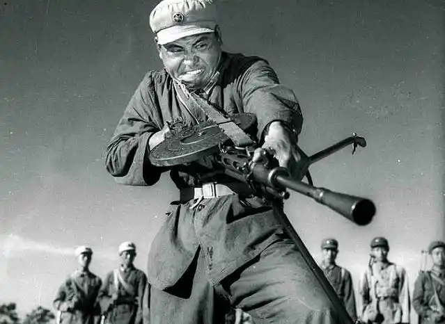 八路军最强机枪第1挺长相怪异士兵说老兵怕枪指第3挺
