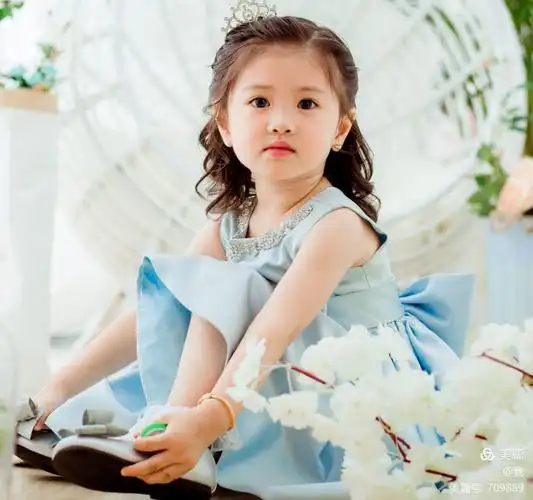 三岁的小女孩玲珑剔透!