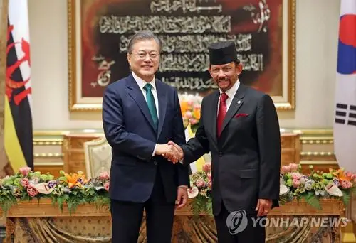 韩文元首握手当地时间3月11日上午,在文莱王宫,韩国总统文在寅(左)与
