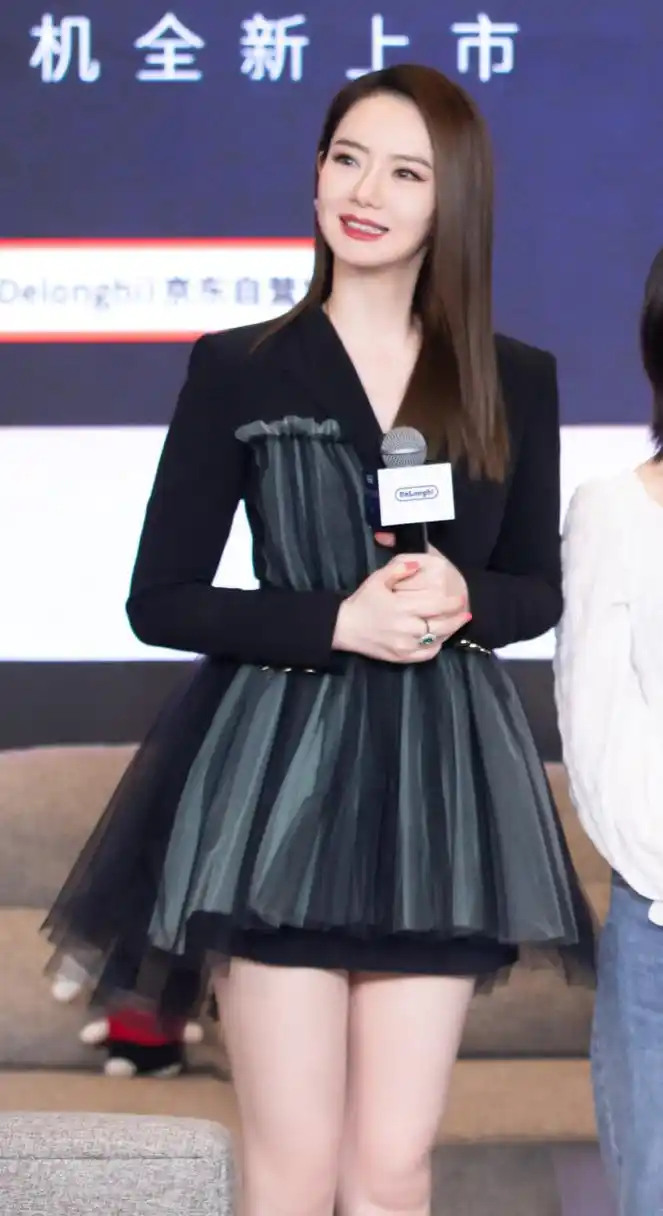 戚薇脚穿红底防水台恨天高展露绝妙美腿