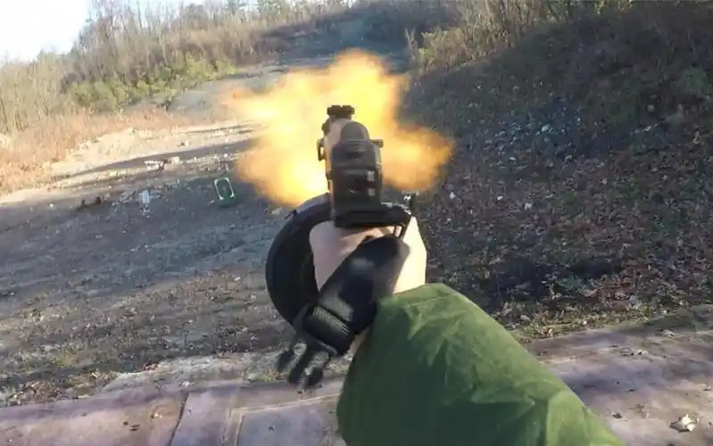 阿斯塔特手持ak爆弹枪冲锋第一人称视角