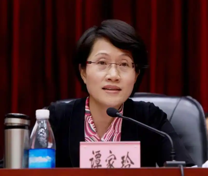 这位女副部级在党课上动情开唱,借歌词发出"灵魂拷问"