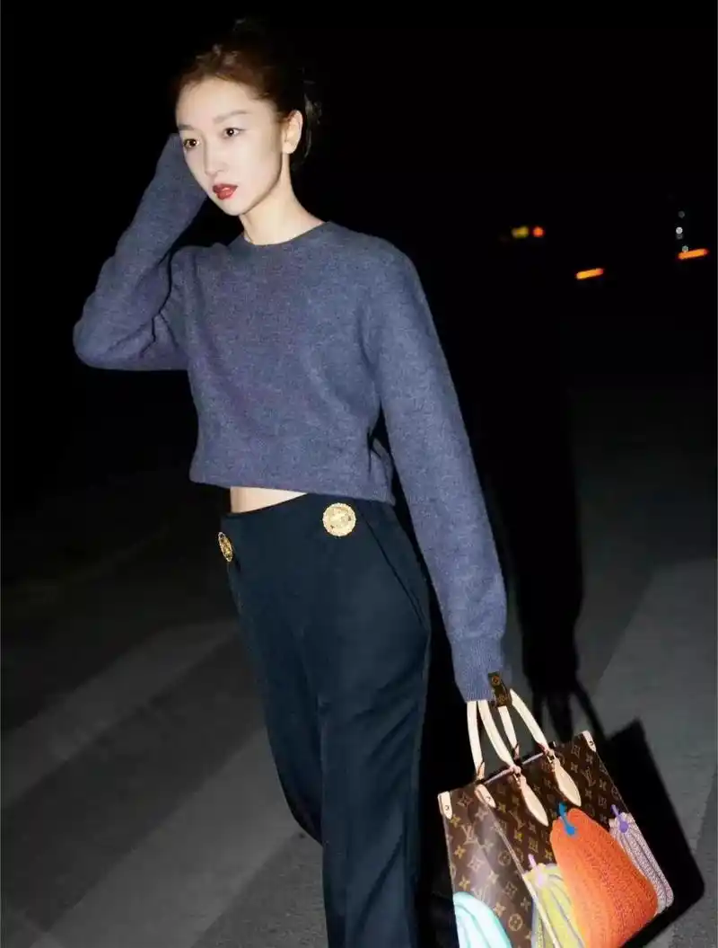 周冬雨衣品太好!穿灰色毛衣搭阔腿裤身材火辣气场强大,影后威武