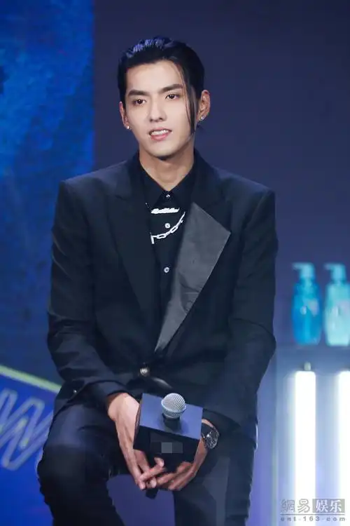 吴亦凡穿黑色西装高级又贵气灿笑狙击人心