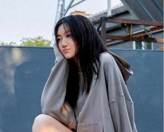 17岁李嫣摆脱兔唇标签后,被曝抽烟,晒大量私密照,网友:随妈|王菲